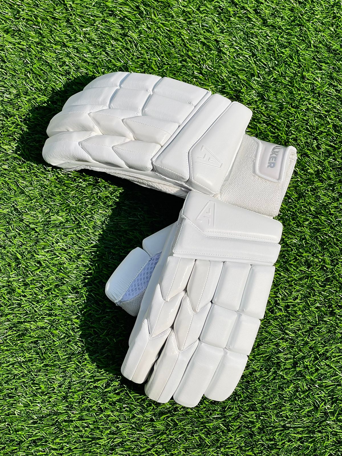 Elite batting gloves